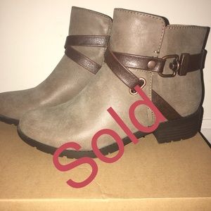 NEVER WORN! Grey/tan ankle boots